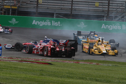 Start crash involving Helio Castroneves, Team Penske Chevrolet and Scott Dixon, Chip Ganassi Racing Chevrolet and others