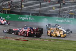 Start crash involving Helio Castroneves, Team Penske Chevrolet and Scott Dixon, Chip Ganassi Racing Chevrolet and others