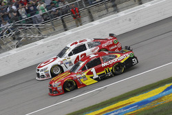 Kyle Larson, Ganassi Racing Chevrolet and Jamie McMurray, Chip Ganassi Racing Chevrolet