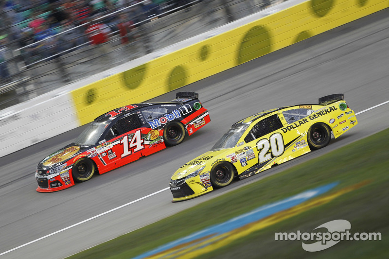 Tony Stewart, Stewart Haas Racing Chevrolet and Matt Kenseth, Joe Gibbs Racing Toyota