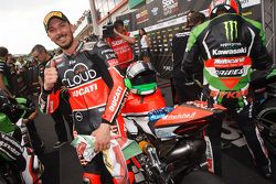 El ganador de la poles, Davide Giugliano, Ducati Team, celebra en el Parc Fermé