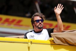 Fernando Alonso, McLaren, en el desfile de pilotos