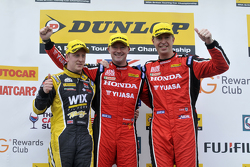 Podium: el ganador de la carrera, Gordon Shedden, segundo lugar, Adam Morgan, tercer lugar, Matt Nea