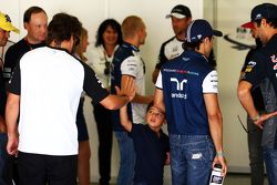 Felipe Massa, Williams, con su hijo, Felipinho Massa, y Fernando Alonso, McLaren, en el desfile de p