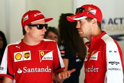 Kimi Raikkonen, Ferrari avec son équipier Sebastian Vettel, Ferrari lors de la parade des pilotes