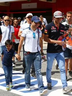 Фелипе Масса, Williamsсо своим сыном и Карлосом Сайнсом мл., Scuderia Toro Rosso на параде пилотов