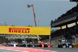 El inicio de la carrera: Nico Rosberg, Mercedes AMG F1 W06, lidera al grupo