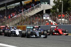 El inicio de la carrera: Nico Rosberg, Mercedes AMG F1 W06, lidera al grupo