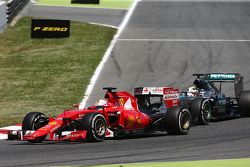 Sebastian Vettel, Ferrari SF15-T en Lewis Hamilton, Mercedes AMG F1 W06, strijden om positie