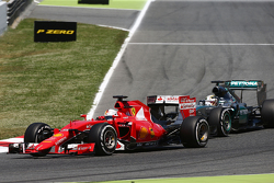 Sebastian Vettel, Ferrari SF15-T y Lewis Hamilton, Mercedes AMG F1 W06, pelean por la posición.