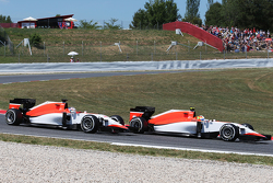 Роберто Мери, Manor F1 Team едет впереди Уилла Стивенса, Manor F1 Team