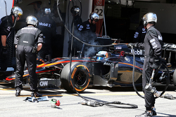Fernando Alonso, McLaren MP4-30, se retira de la carrera