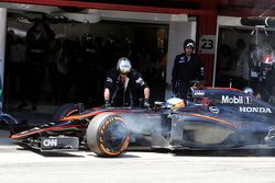 Fernando Alonso, McLaren MP4-30, se retira de la carrera