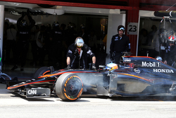 Fernando Alonso, McLaren MP4-30, se retira de la carrera