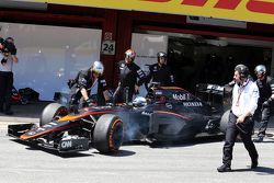 Fernando Alonso, McLaren MP4-30, se retira de la carrera