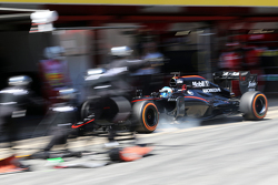 Fernando Alonso, McLaren MP4-30, se retira de la carrera