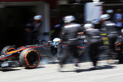 Fernando Alonso, McLaren MP4-30, se retira de la carrera