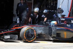 Fernando Alonso, McLaren MP4-30, se retira de la carrera