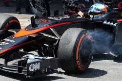 Fernando Alonso, McLaren MP4-30, se retira de la carrera