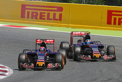 Max Verstappen, Scuderia Toro Rosso STR10, leidt teamgenoot Carlos Sainz Jr., Scuderia Toro Rosso STR10