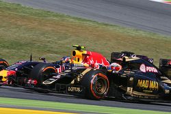 Romain Grosjean, Lotus F1 E23 et Daniil Kvyat, Red Bull Racing RB11 en lutte pour une position