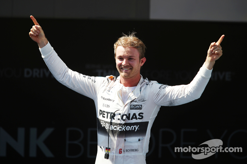 1.  Nico Rosberg, Mercedes AMG F1, feiert im Parc Fermé