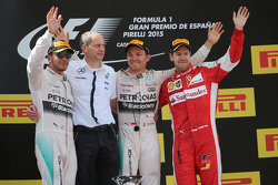 El podium: Lewis Hamilton, Mercedes AMG F1, segundo; Tony Ross, Ingenierio de carrera de Mercedes AM