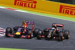 Даниил Квят, Red Bull Racing RB11и Ромен Грожан, Lotus F1 E23 - борьба за позицию
