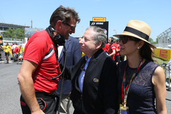 Jean Todt, Presidente de la FIA con su esposa Michelle Yeoh, y Graeme Lowdon, oficial en jefe de Man