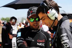 Серхио Перес, Sahara Force India F1 на стартовой решетке с Тимом Райтом, гоночным инженером Sahara F