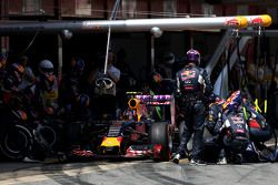 Даниил Квят, Red Bull Racing во время пит-стопа