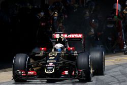 Romain Grosjean, Lotus F1 Team during pitstop