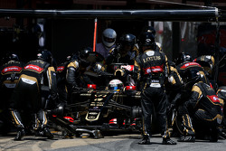 Romain Grosjean, Lotus F1 Team during pitstop