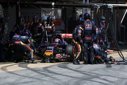 Max Verstappen, Scuderia Toro Rosso pendant un arrêt aux stands