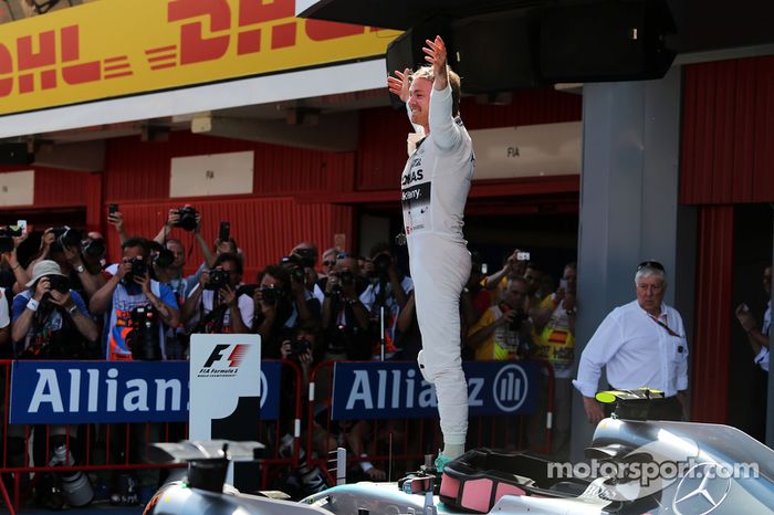 El ganador de la carrera Nico Rosberg, Mercedes AMG F1 W06 celebra en parc ferme
