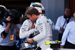 Победитель гонки - Нико Росберг, Mercedes AMG F1 празднует в закрытом парке со своим напарником, зан