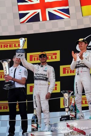 Льюис Хэмилтон, Mercedes AMG F1 празднует второе место на подиуме