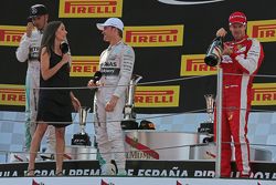 Maria Serrat, présentatrice de Telefonica TV en interview avec le vainqueur Nico Rosberg, Mercedes AMG F1 sur le podium