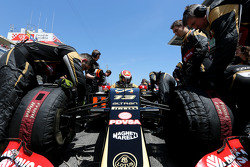 Пастор Мальдонадо, Lotus F1 Team во время пит-стопа