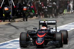 Jenson Button, McLaren Honda durante una parada en los pits