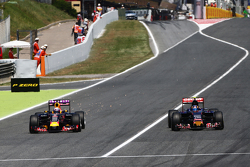 Daniel Ricciardo, Red Bull Racing RB11 and Carlos Sainz Jr., Scuderia Toro Rosso STR10 battle for position