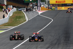 Pastor Maldonado, Lotus F1 E23 and Max Verstappen, Scuderia Toro Rosso STR10 battle for position