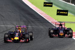 Daniil Kvyat, Red Bull Racing RB11 y Max Verstappen, Scuderia Toro Rosso STR10, pelean la posición