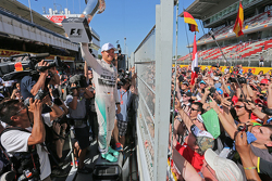 Race winner Nico Rosberg, Mercedes AMG F1 celebrates after the race with the fans