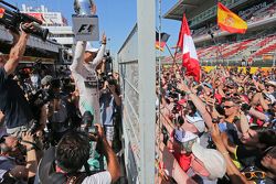 1. Nico Rosberg, Mercedes AMG F1, feiert nach dem Rennen mit den Fans