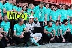 El ganador de la carrera Nico Rosberg, Mercedes AMG F1 festeja con el equipo