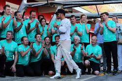 Lewis Hamilton, de Mercedes AMG F1, celebra con el equipo