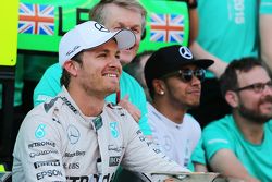 El ganador de la carrera Nico Rosberg, Mercedes AMG F1 celebra con el equipo