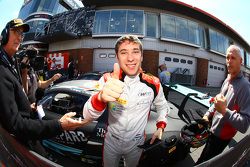 Le vainqueur de la course Robin Frijns fête sa victoire