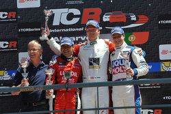 Posisi pertama Nicki Thiim, Audi TT, Liqui Moly Team Engstler, posisi kedua Jordi Gene, SEAT Leon, C